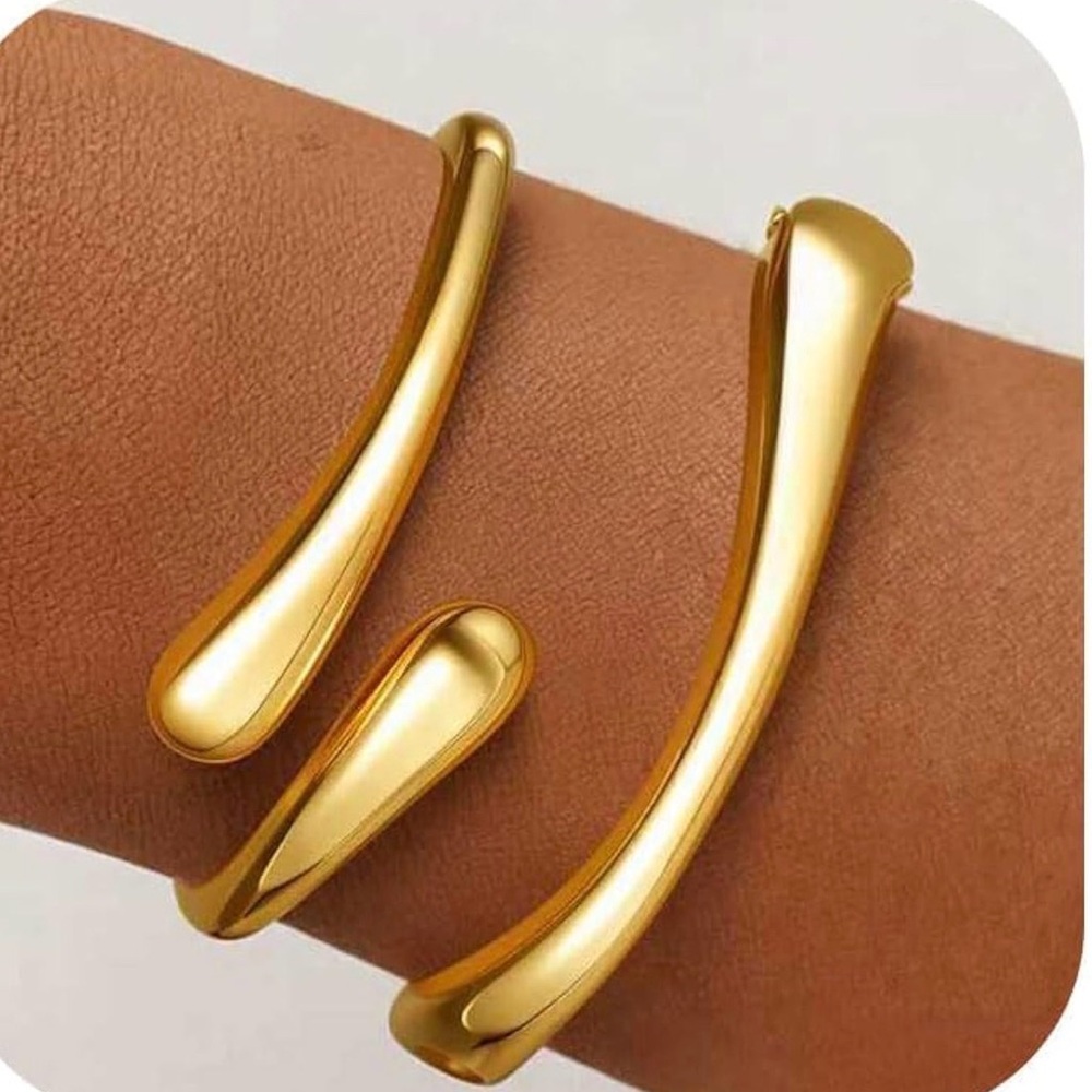 Elegant Gold-Tone Women's Bracelet